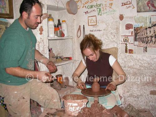 misafirlerimiz çömlek yapımını deniyor