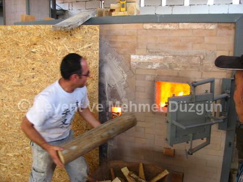 levent fırına odun atıyor
